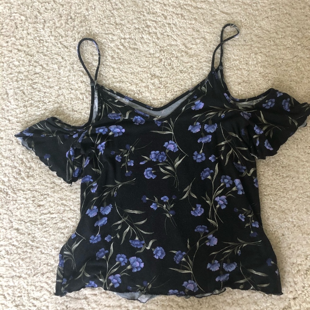 Tank top w/ off the shoulder sleeves